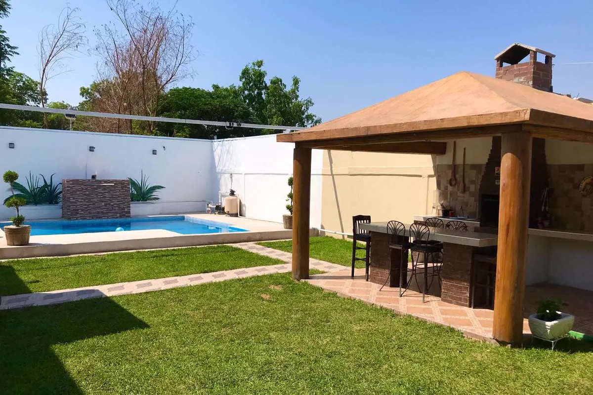Piscina privada con jardín y barbacoa techada